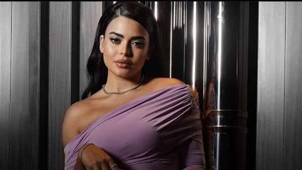 أسماء جلال تخطف الأنظار باطلالة جذابة