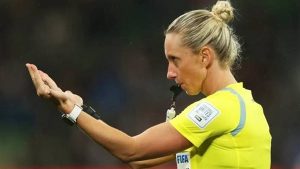 جمالها خطف كأس العالم| حكم مباراة الاتحاد وأوكلاند تثير الجدل.. ماذا فعلت