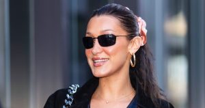 بيلا حديد هي أعجوبة مع ربطة عنق حريرية ضخمة أثناء نزهة في مدينة نيويورك
