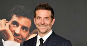 برادلي كوبر يغادر المؤتمر الصحفي لفيلم “Maestro” بعد تلقيه مكالمة من ممرضة مدرسة ابنته
