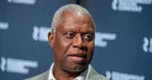 وفاة نجم مسلسل Brooklyn Nine-Nine أندريه براغر عن عمر يناهز 61 عاماً