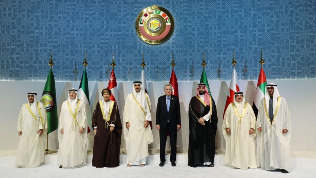 القمة الخليجية تدين العدوان على غزة وتطالب بوقف فوري لإطلاق النار