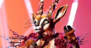 جانيل باريش تقول إن معجبي “Pretty Little Liars” تعرفوا عليها على الفور في “The Masked Singer” (حصريًا)