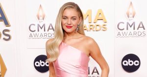 Kelsea Ballerini تتألق بفستان أسود صغير في الفيديو الموسيقي “How Do I Do This”، وتثير أول موعد مع تشيس ستوكس”