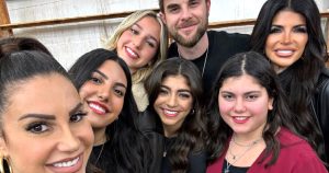 تيريزا جيوديس وجنيفر أيدين من RHONJ تحضران مؤتمر “Vampire Diaries” مع بناتهما