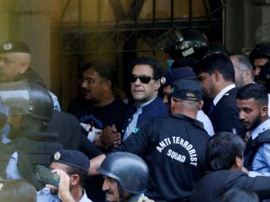 رغم بقائه سجينا.. عمران خان يقدم أوراق ترشحه للانتخابات