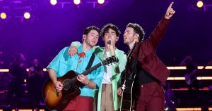 تعلن شركة Jonas Brothers عن جولة موسيقية للذكرى العشرين في عام 2025: “سنفعل هذا الشيء مرة أخرى”