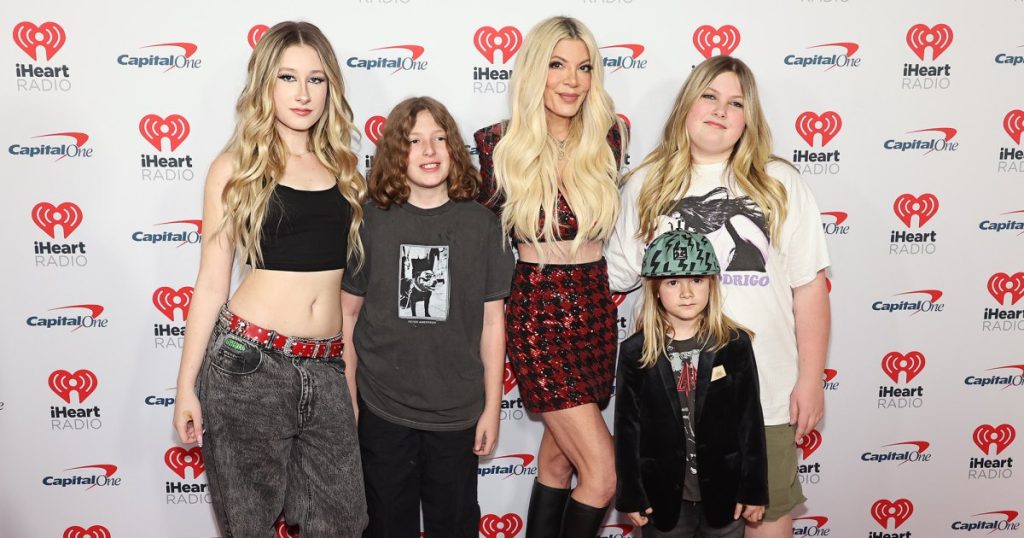 توري سبيلينج وأصغر 4 أطفال يبتسمون جميعًا في Jingle Ball بعد انفصال دين ماكديرموت