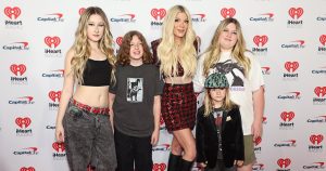 توري سبيلينج وأصغر 4 أطفال يبتسمون جميعًا في Jingle Ball بعد انفصال دين ماكديرموت