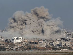 الاحتلال يقصف مراكز إيواء بقنابل حارقة في غزة ومعارك مستمرة في مناطق التوغل