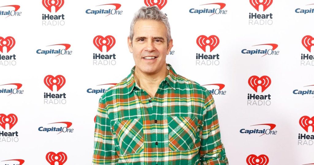 آندي كوهين يقول مازحًا إنه يستحق علاجًا ميميًا لزيه Jingle Ball، ويقارنه المعجبون بـ NSync