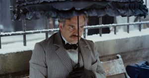 مارك روفالو يكشف أنه كان يرتدي مشدًا ومنصات كتف ووسادة مؤخرة في فيلم Poor Things