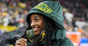 سيمون بايلز يهتف لجوناثان أوينز خلال مباراة جرين باي باكرز ضد تامبا باي القراصنة
