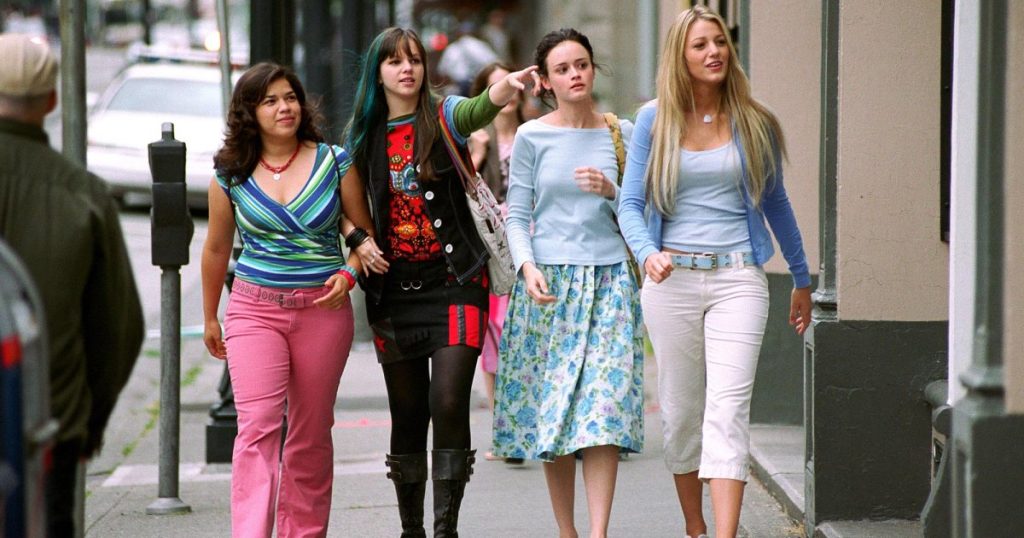 طاقم فيلم “Sisterhood of the Travelling Pants” يبتسم جميعًا خلال لم الشمل بعد مرور ما يقرب من 20 عامًا على الفيلم الأول