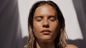 ما هو حمض الماندليك؟ كل ما تحتاج لمعرفته حول Gentle AHA