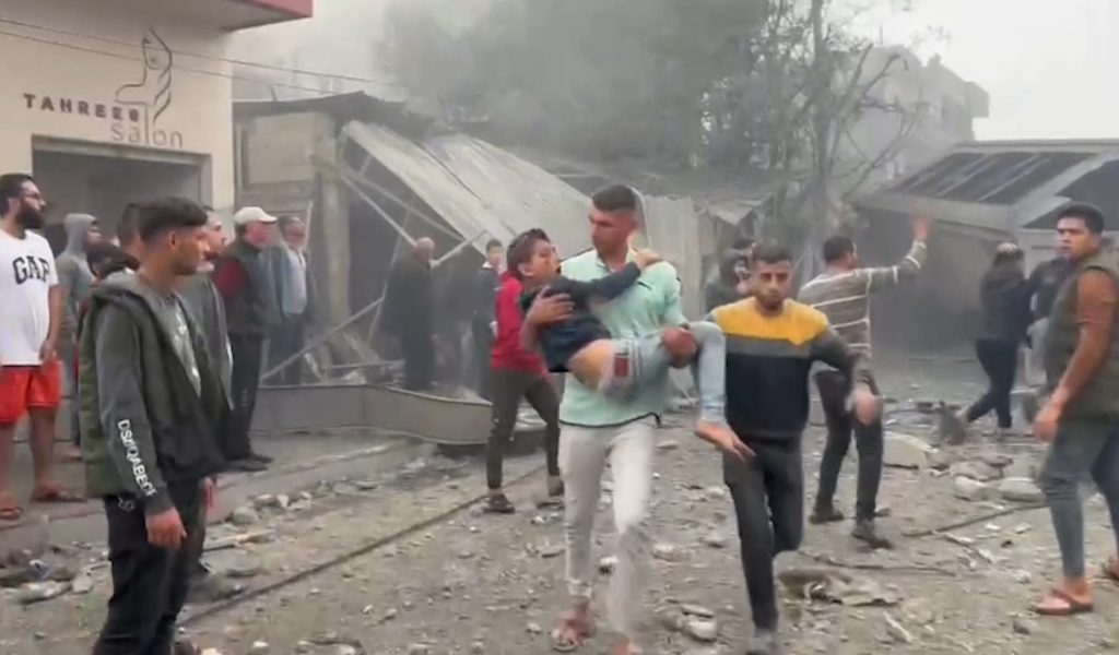 نزوح عشرات آلاف الفلسطينيين من غزة باتجاه رفح