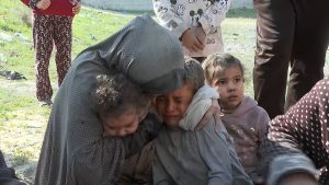 مشاهد مؤثرة جراء قصف إسرائيلي مربعا سكنيا غربي خان يونس