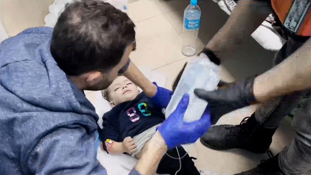 شاهد.. طفل يبكي من شدة الألم الذي أصابه جراء قصف إسرائيلي على دير البلح