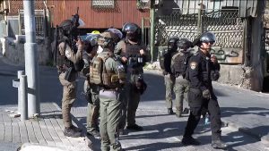 قنابل غاز ومياه عادمة.. الاحتلال يقمع مقدسيين أدوا صلاة الجمعة بالشوارع