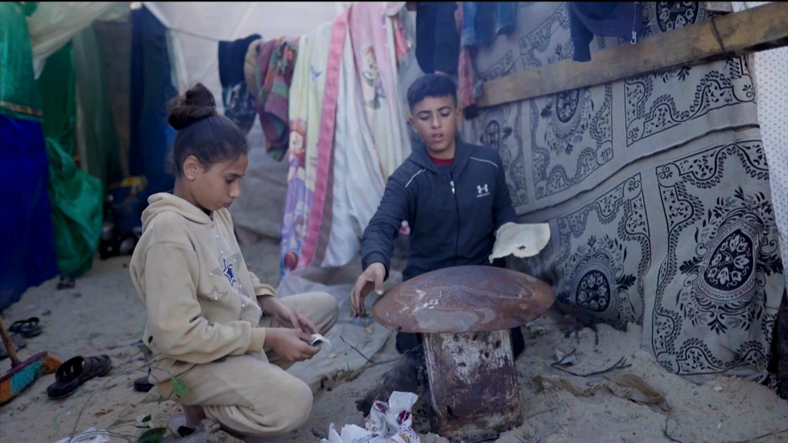 بين الدمار والركام.. أطفال غزة يبحثون عن لحظات المرح