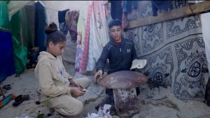 بين الدمار والركام.. أطفال غزة يبحثون عن لحظات المرح
