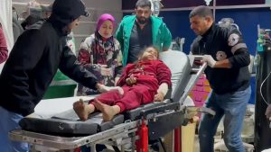وصول جرحى قصف إسرائيلي إلى المستشفى الكويتي في رفح