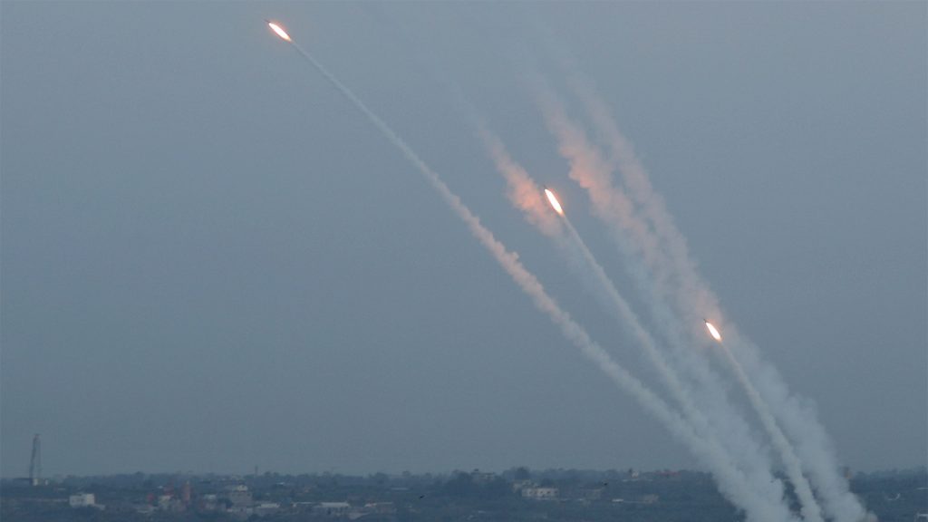 القسام تقصف تل أبيب برشقة صاروخية كبيرة وتكبد الاحتلال قتلى في غزة