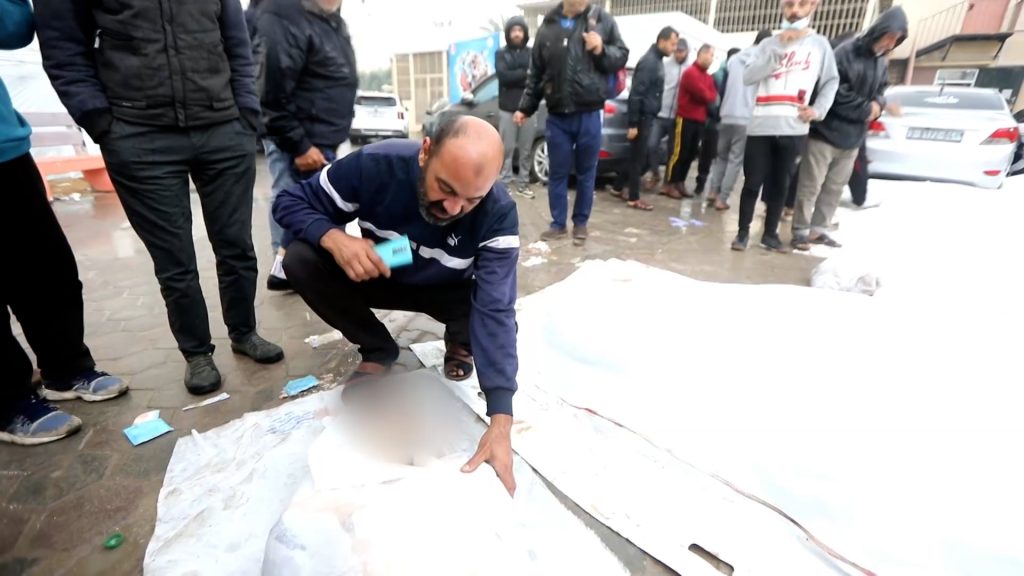 غزيّون يودعون شهداء سقطوا في المجزرة الإسرائيلية في مخيم المغازي