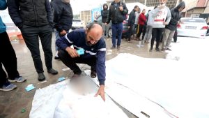 غزيّون يودعون شهداء سقطوا في المجزرة الإسرائيلية في مخيم المغازي