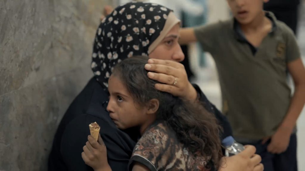 أطباء وممرضون في غزة: سنعمل حتى آخر إبرة وآخر رجل فينا ما لم تتوقف الحرب