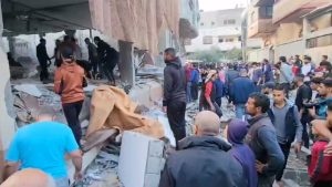 دمار كبير بأحد منازل خان يونس إثر قصف إسرائيلي عنيف