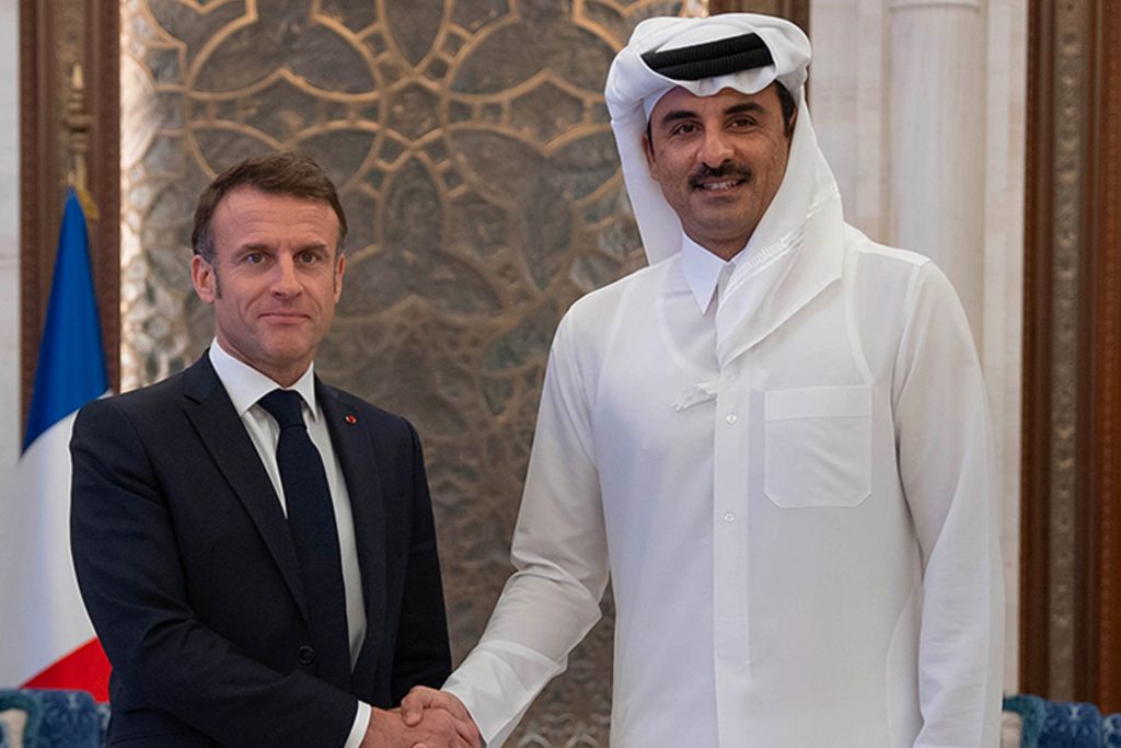 أمير قطر يبحث مع الرئيس الفرنسي بالدوحة الأوضاع في غزة