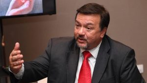 أول تعديل وزاري يجريه رئيس الوزراء الماليزي أنور شهد تعيين الوافد الجديد أمير حمزة عزيزان نائبا له في وزارة المالية