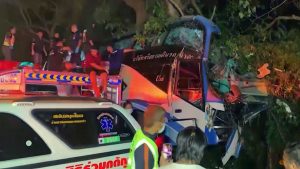 مقتل 14 شخصا في اصطدام حافلة تايلاندية بشجرة