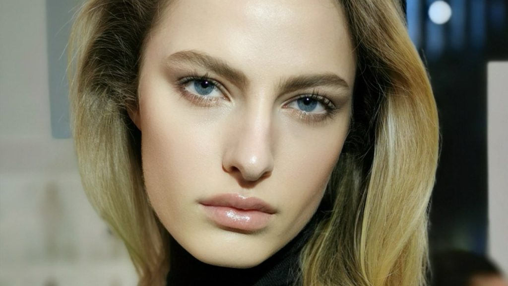 كيفية الحصول على بشرة الكشمير الناعمة التي شوهدت في عرض أزياء علية للأزياء الراقية