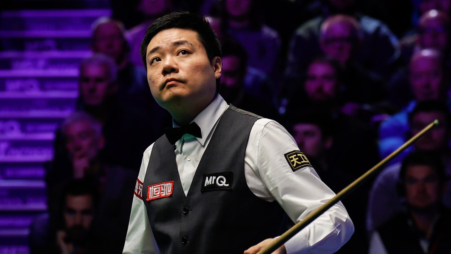 موسم الرياض World Masters 2024 للسنوكر مباشر – دينغ جونهوي يتصدر المركز الأول مع ظهور الكرة الذهبية لأول مرة في السنوكر