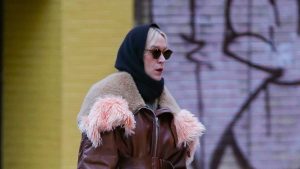 اترك الأمر لـChloë Sevigny لتختار ملابس شتوية مثالية