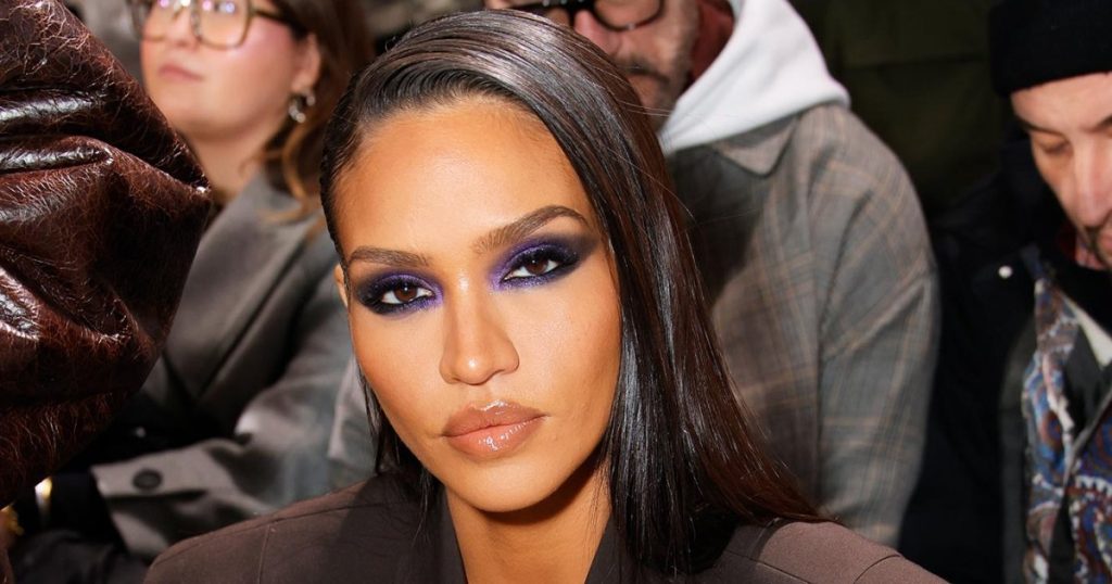 تظهر Cassie بمظهر نادر في أسبوع الموضة في باريس ببدلة كتف قديمة
