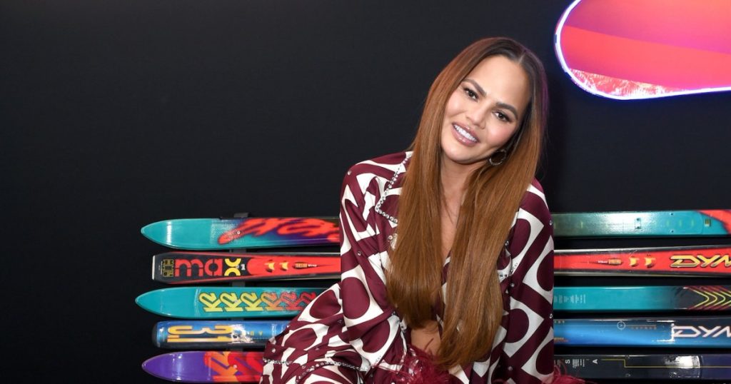 تقدم Chrissy Teigen قضية للبيجامات في الأماكن العامة في مهرجان Sundance السينمائي