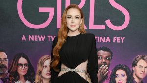 ليندسي لوهان تستبدل كادي بالأزياء الراقية في العرض الأول لفيلم Mean Girls