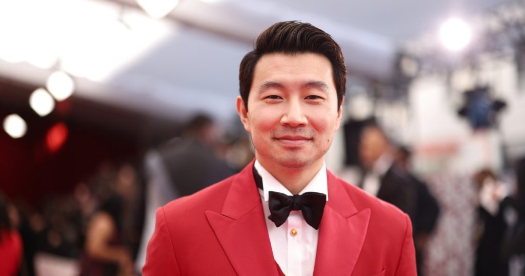 يعد Simu Liu بـ “لا افتراء على تايلور سويفت” عندما يستضيف حفل توزيع جوائز اختيار الجمهور لعام 2024