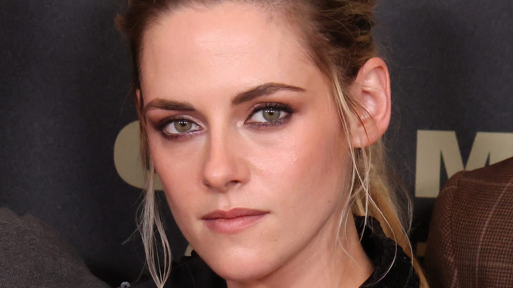 كريستين ستيوارت تطلق غرة صغيرة لأول مرة في Sundance