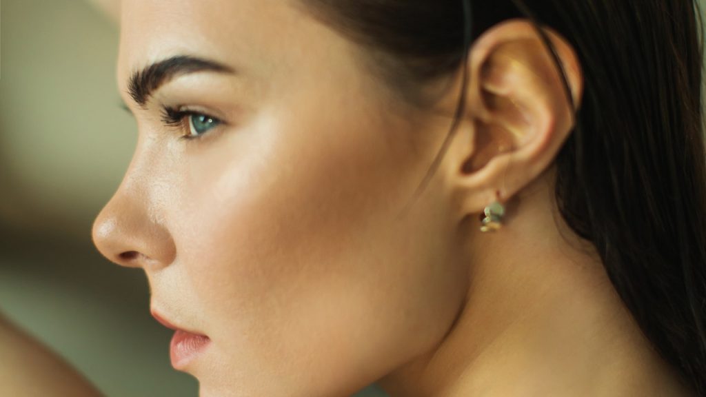 أصبح Dermaplaning رائجًا مرة أخرى – وهذا ما تحتاج إلى معرفته
