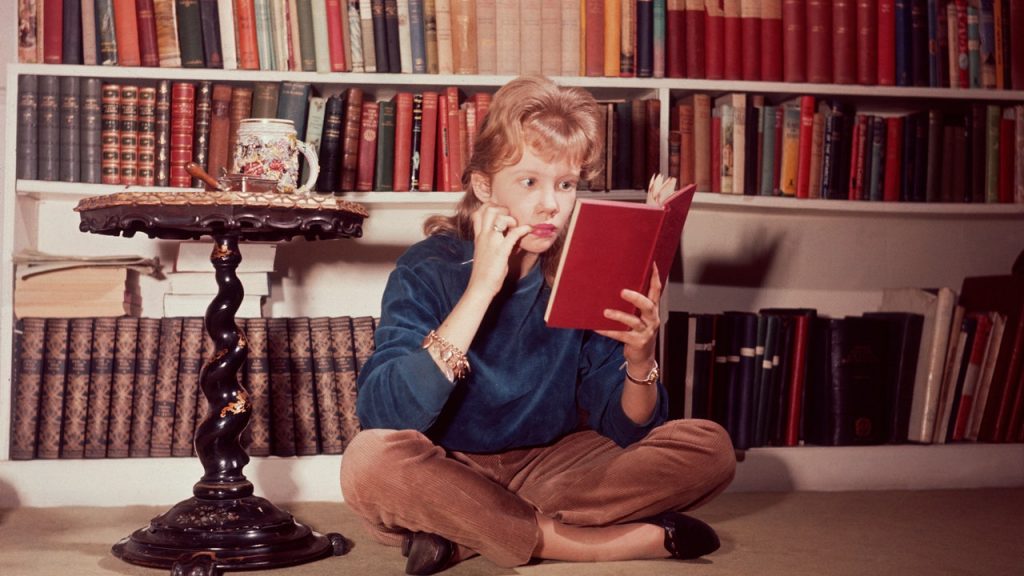 أفضل 10 كتب للشباب يمكنك إعادة النظر فيها الآن
