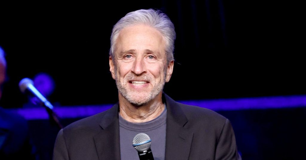 يعود جون ستيوارت لتقديم برنامج The Daily Show حتى الانتخابات الرئاسية