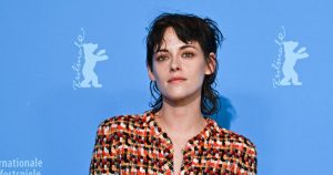 كريستين ستيوارت تقول إنها ترى الآن أن Twilight هو فيلم مثلي الجنس
