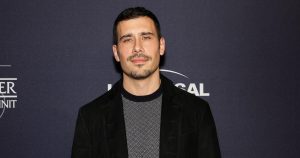 القانون والنظام: يلمح أوكتافيو بيسانو من SVU إلى العلاقة “الرومانسية” لفيلاسكو في الموسم الخامس والعشرين