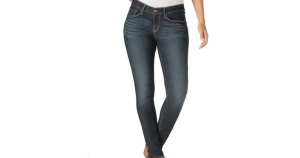 يبلغ سعر هذا الجينز الأكثر مبيعًا من Levi’s 25 دولارًا فقط – على محمل الجد
