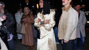 استقبل العام الجديد بإطلالات ذهبية لامعة من Street Style