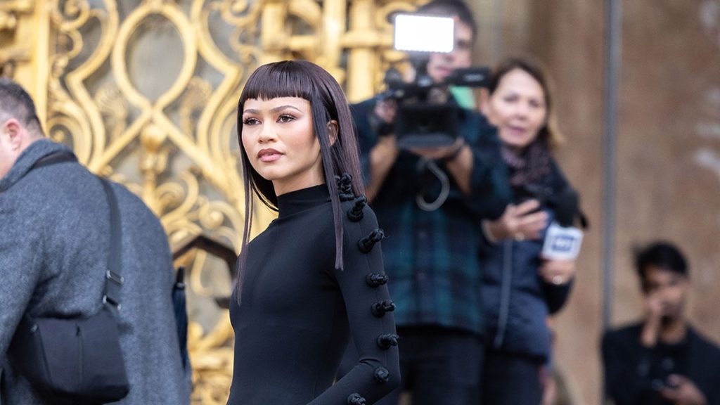 Zendaya تطلق مظهرًا جديدًا مع النجم المشارك Euphoria Hunter Schafer في باريس